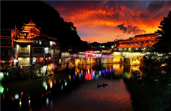 黃龍洞、天門仙山、夯吾苗寨、鳳凰古城“神秘湘西之旅” 品質(zhì)純玩2晚3日游D