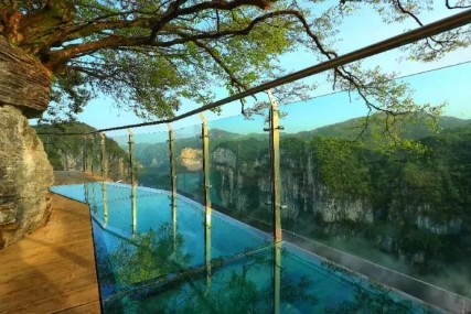 鳳凰古城、晚會(huì)、矮寨大橋、魔鬼玻璃棧道、墨戎苗寨汽車兩日游