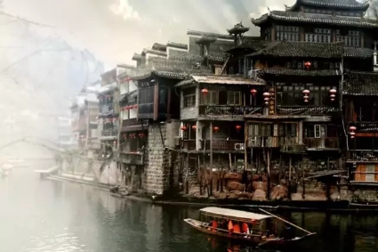 鳳凰古城、晚會(huì)、矮寨大橋、魔鬼玻璃棧道、墨戎苗寨汽車兩日游