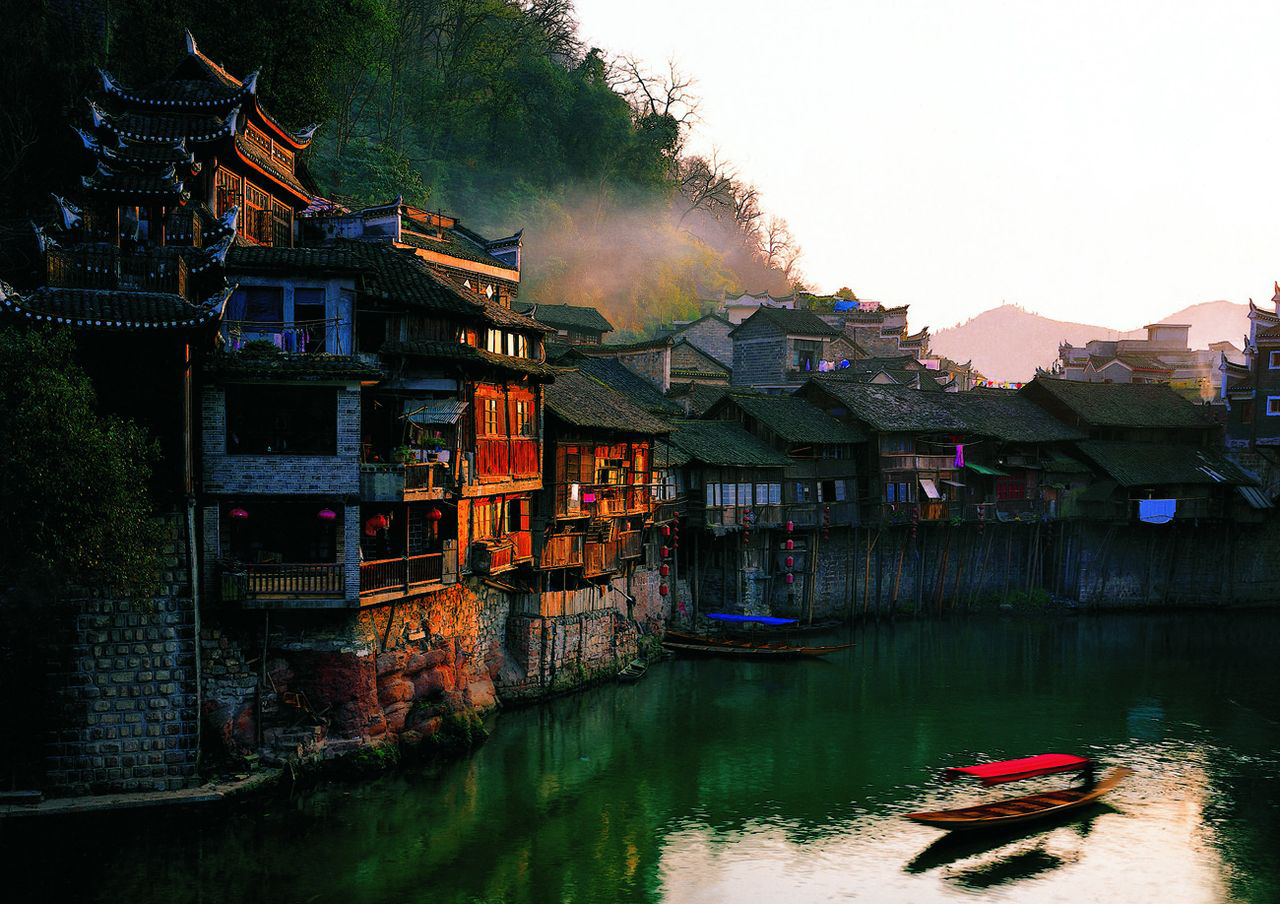 C玻璃橋、天門仙山、夯吾苗寨、鳳凰古城“神秘湘西之旅” 品質(zhì)純玩2晚3日游