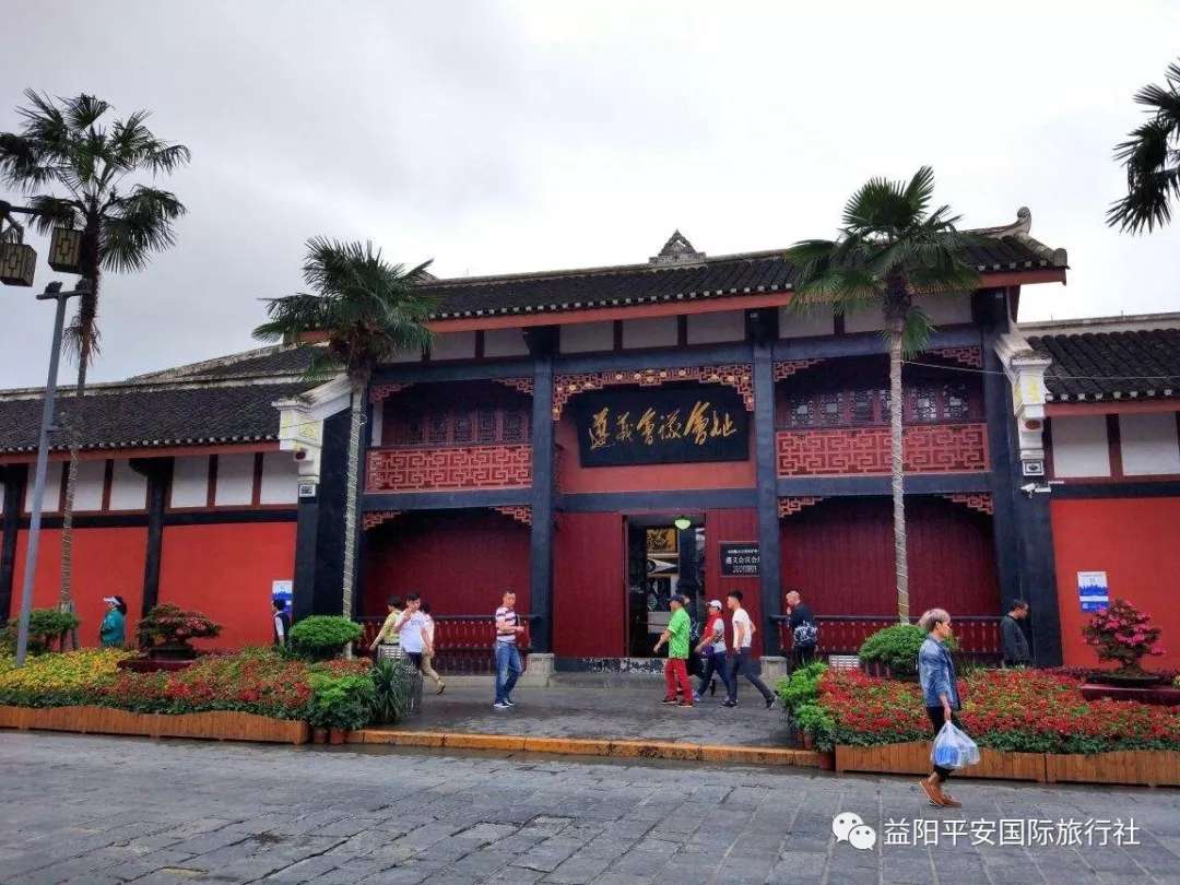 貴州黃果樹大瀑布、梵凈山、西江千戶苗寨、荔波大小七孔、鎮(zhèn)遠(yuǎn)古城遵義會議會址、息烽集中營汽車七日游