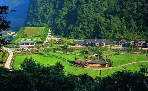 　　D4線：黃龍洞、袁家界、天子山、金鞭溪、夯吾苗寨、鳳凰古城“養(yǎng)心潤肺”之旅品質(zhì)純玩3晚4日游